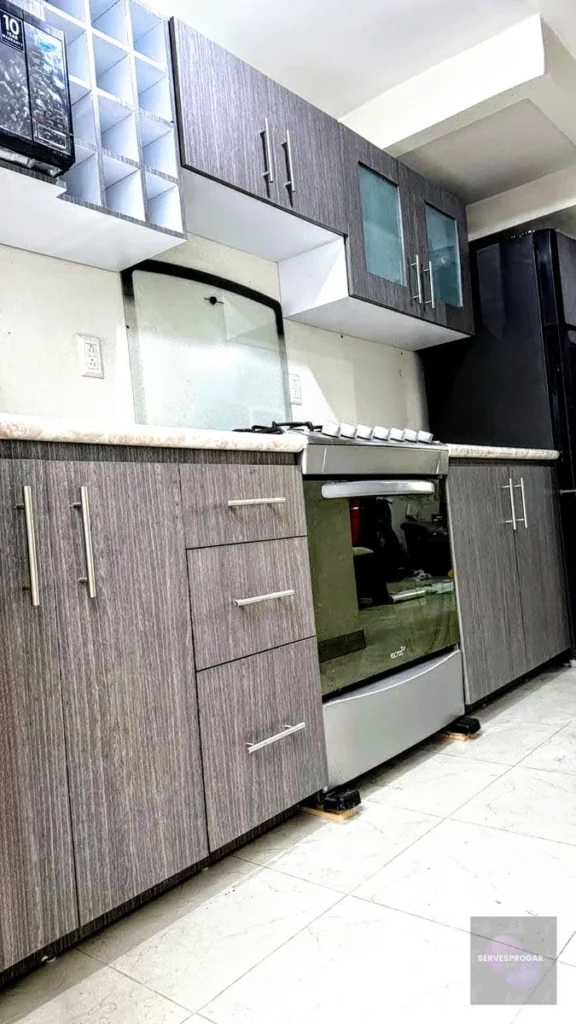 Cocina integral a la medida de piso a techo con área de estufa, módulos con cajones, gabinetes superiores y organizador de botellas — Diseño personalizado SERVESPROGAR