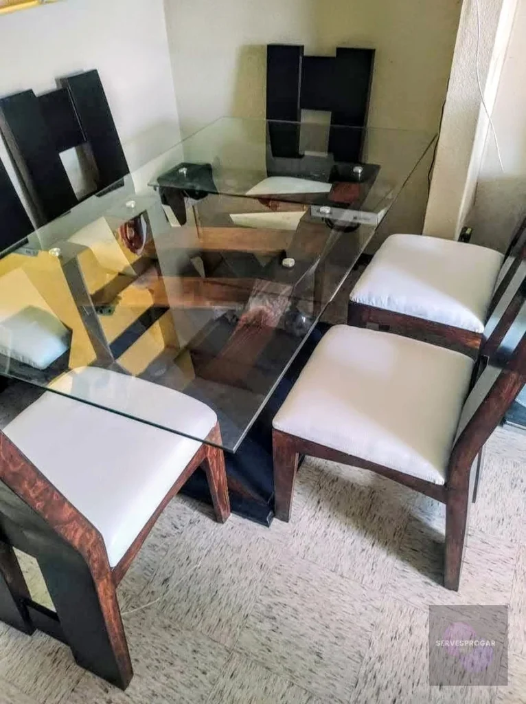 Mesa de comedor a la medida vista superior con cubierta de vidrio templado transparente y base geométrica de madera, fabricada por SERVESPROGAR en Real Toscana.