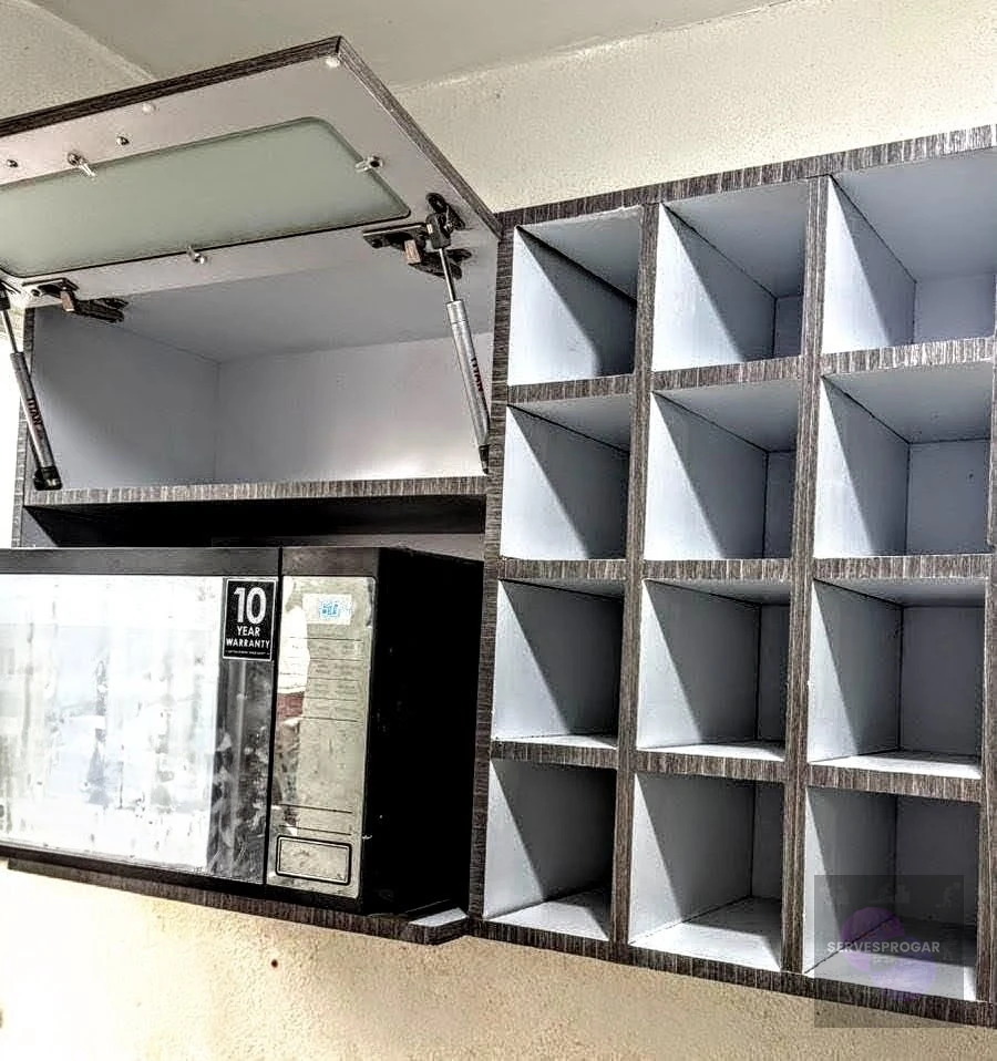 Módulos superiores de cocina mostrando puertas de vidrio esmerilado con pistones de apertura superior, área de microondas y un organizador de vinos integrado.Módulos superiores de cocina integral con puertas de vidrio esmerilado, pistones de apertura superior, espacio para microondas y organizador de botellas de vino — SERVESPROGAR