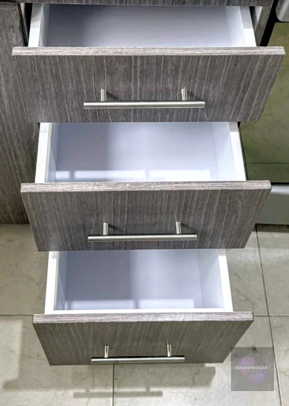 Tres cajones de cocina integral abiertos con interiores en melamina blanca de primera calidad y corredizas metálicas de extensión total — SERVESPROGAR Nextlalpan