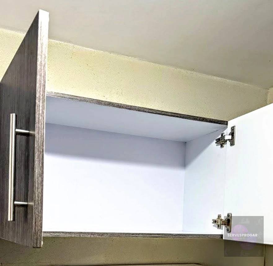 Gabinete superior de cocina integral con puerta de apertura lateral abierta, bisagras metálicas de primera calidad y cierre suave — Fabricación SERVESPROGAR Héroes Tecámac